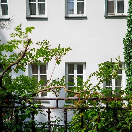 16 & Living Prag