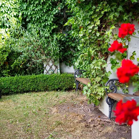 16 & Living Aparthotel Prag