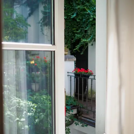 16 & Living Aparthotel Prag