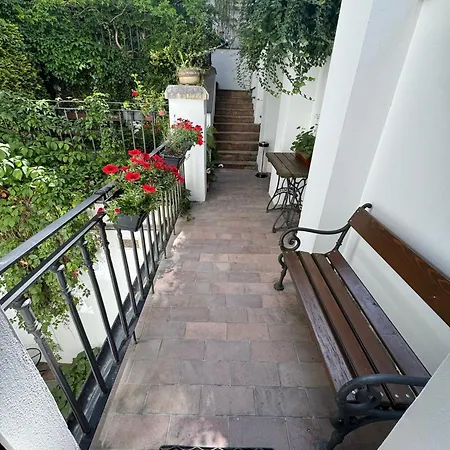 16 & Living Aparthotel Prag